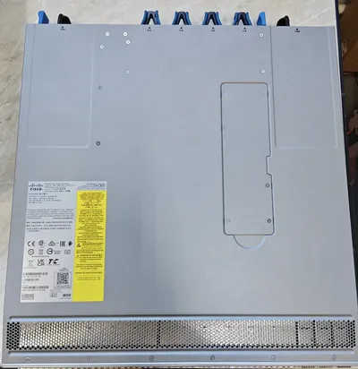 Коммутатор Cisco Nexus N9K-C93180YC-FX3, направление охлаждения Port-side Exhaust (повреждены коннекторы антенн)