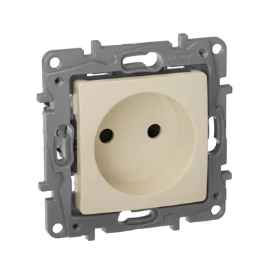 Розетка IEK ETIKA 672334, 1-местная, без заземления, со шторками, 16 А, IP31, слоновая кость